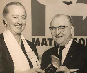 Beatrice Pfefferkorn holding an award